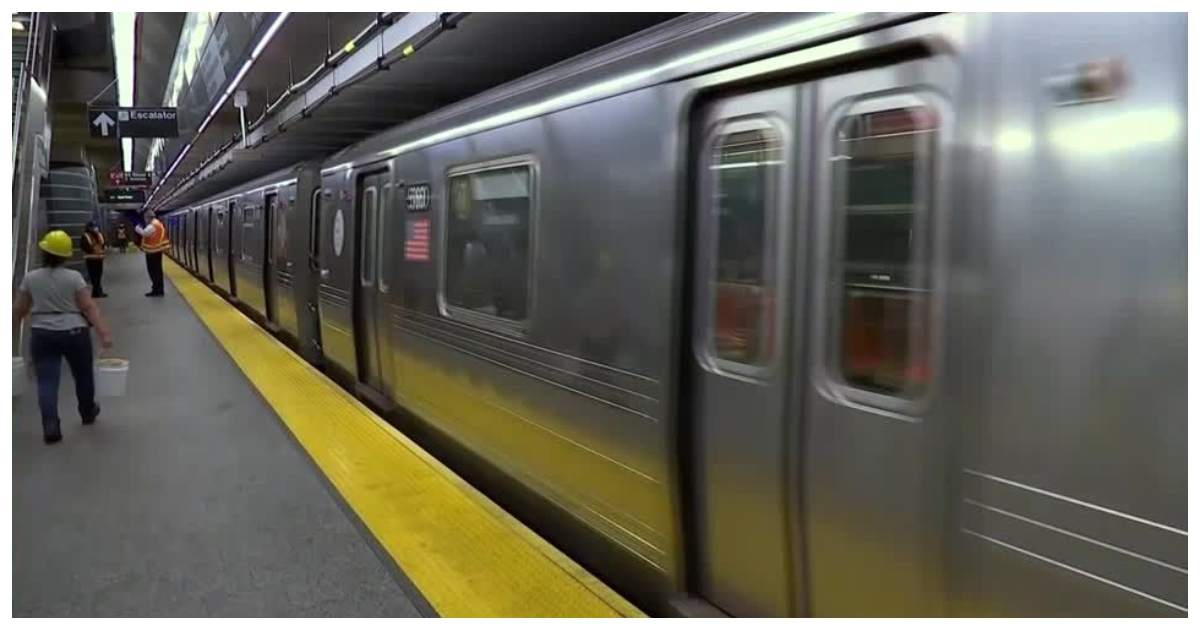 নিউ ইয়র্ক সিটির একটি স্টেশনে সাবওয়ে ট্রেন চলার চিত্র। ছবি: রয়টার্স